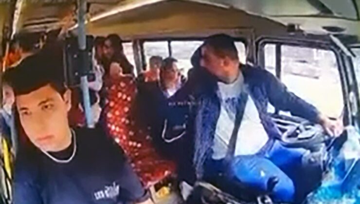 Adana’da yolcularla sohbete dalan minibüs şoförü önündeki dolmuşa çarptı! O anlar kamerada