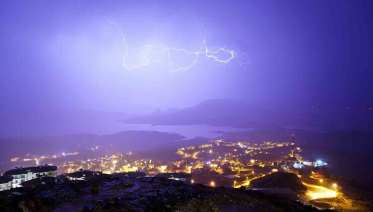 Adıyaman Gerger’de şimşekler gece saatlerinde görsel şölen oluşturdu