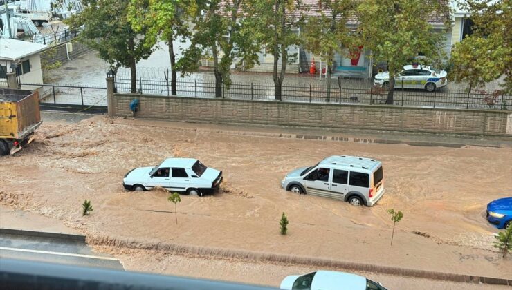 Adıyaman Gölbaşı’nda sağanak ulaşımda aksamalara ve su birikintilerine yol açtı