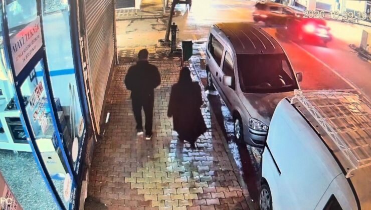 Adıyaman’ın Kahta ilçesinde 2 otomobil işyeri vitrinine çarptı, 2 kişi yaralandı