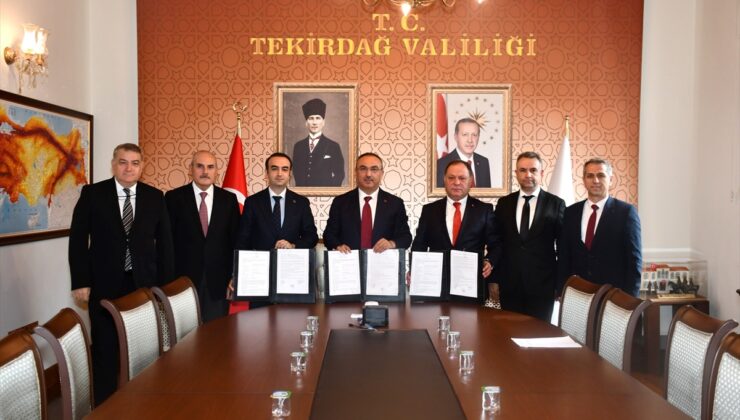 Adnan Sungur, Tekirdağ İl Sağlık Müdürlüğüne aşı nakil aracı ve 2 ambulans bağışladı
