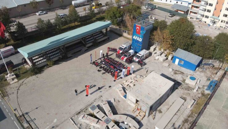 AFAD, Van depreminin 15. yılında hayatını kaybedenler için anma programı düzenledi