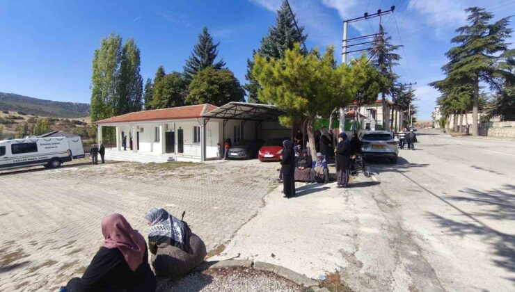 Afyonkarahisar Bolvadin’de iki araç gölgeliğe park edince cenaze cemaati mağdur oldu