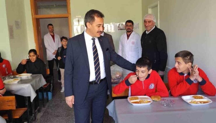 Afyonkarahisar Bolvadin’de taşımalı öğrenciler, Müdür Keleş’le yemekte buluştu