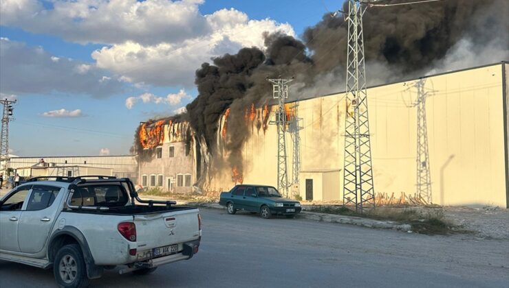 Afyonkarahisar Emirdağ’da mantar fabrikasındaki yangın söndürülmeye çalışılıyor