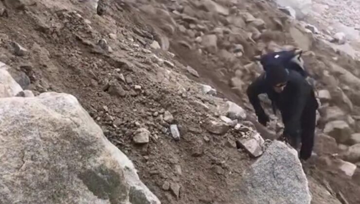 Ağrı Dağı’nda heyelanda kopan kayalar, 4 bin 200 metredeki dağcıları teğet geçti