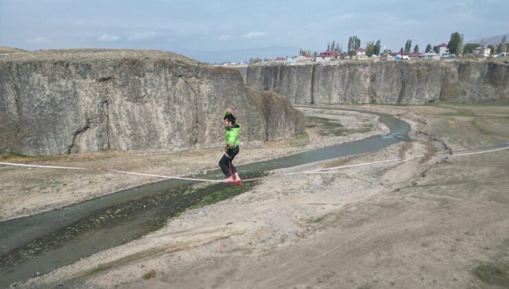 Ağrı Diyadin’de 4’üncüsü düzenlenen kanyon yürüyüşünde highline gösterisi yapıldı