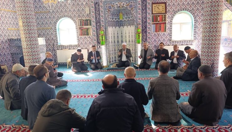 Ağrı Hamur’da umre adaylarına Merkez Camii’nde bilgilendirme semineri düzenlendi