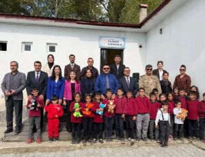 Ağrı Patnos’ta adli ve idari yetkililer, Aladağ İlkokulu öğrencilerine hediye verdi