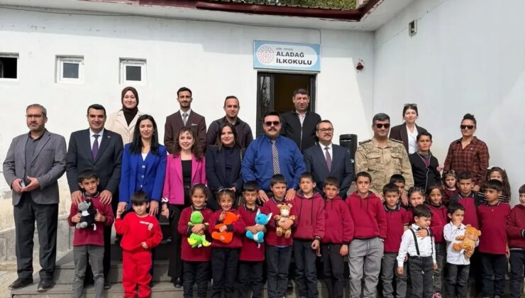 Ağrı Patnos’ta adli ve idari yetkililer, Aladağ İlkokulu öğrencilerine hediye verdi