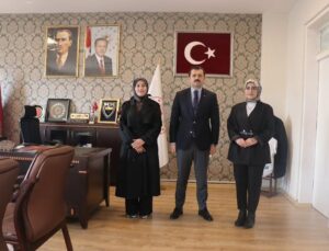 Ağrı Tutak Kaymakamı Coşkun, en çok kitap okuyan öğrenciyi makamında kabul etti