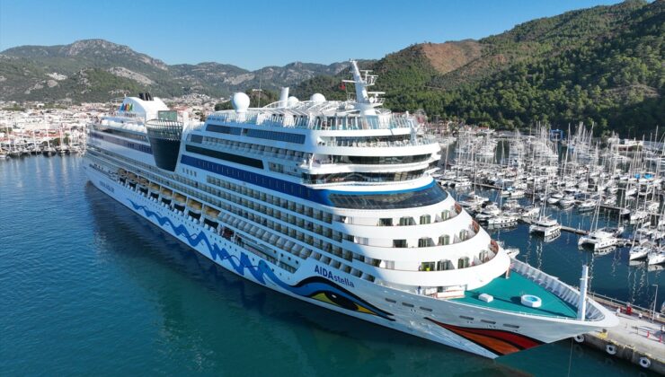 Aida Stella gemisi Muğla’nın Marmaris ilçesine çoğu Alman 2 bin 305 yolcu getirdi