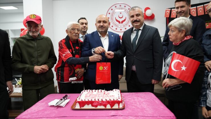 AK Parti Eskişehir heyeti, kurum ziyaretinde 150 Eskişehirspor kombinesi dağıttı