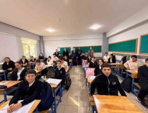 Akçakoca Kaymakamı Uzan, Mustafa Açıkalın Ortaokulunu ziyaret etti