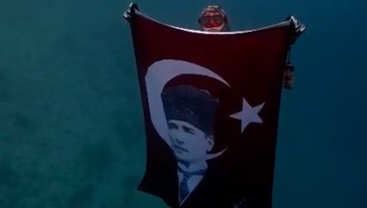 Akyaka’da iki dalgıç Cumhuriyet’in 103. yıl dönümünde Türk bayrağını su altında açtı