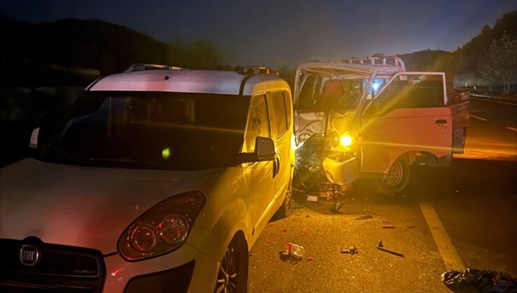 Alanya’da kamyonet park halindeki araca çarptı, sürücü yaralanıp hastaneye kaldırıldı