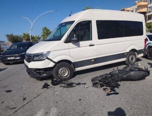 Alanya’da minibüsle çarpışan motosikletin 20 yaşındaki sürücüsü hastanede öldü