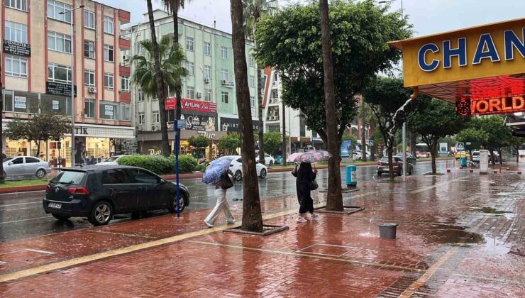 Alanya’da sabah sağanağı hazırlıksız vatandaşlara zor anlar yaşattı