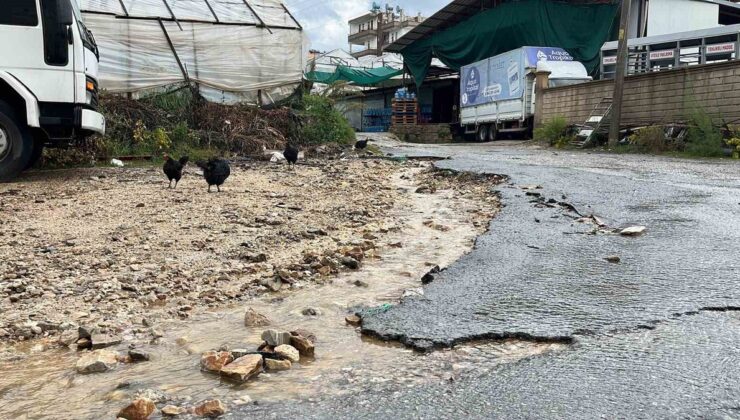 Alanya’da sağanak Konaklı’da su baskınına neden oldu, pazar esnafı zor anlar yaşadı