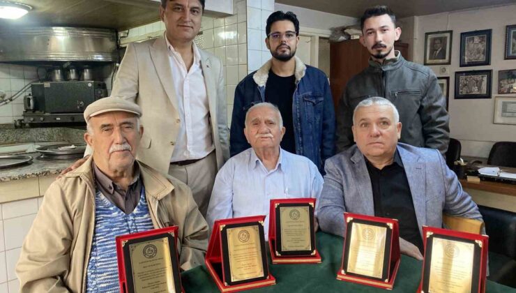 Alaşehir Kahveciler Odası, ahilik töreninde 55 yıllık kahveciye plaket takdim etti