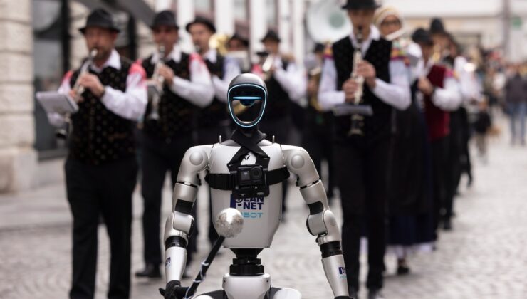 Albüm: Çinli robot üreticisi Unitree’ye ait robot, Slovenya’da orkestra yönetti