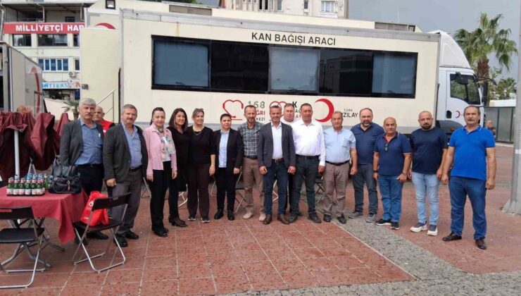 Aliağa’da mahalle muhtarları Kızılay’a Demokrasi Meydanı’nda kan bağışında bulundu