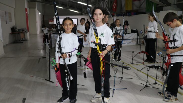 Amasya’da Cumhuriyet Bayramı okçuluk turnuvasında 20 genç sporcu madalya için yarıştı