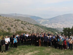 Amasya’da Cumhuriyet’in 103. yılı için 900 rakımlı tepeye yürüyüş yapıldı