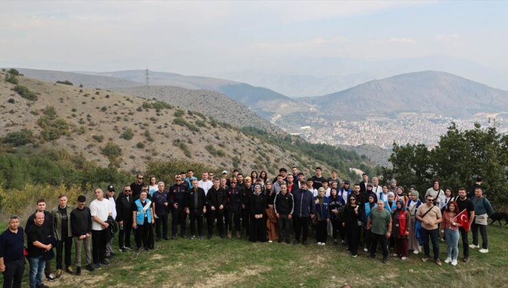 Amasya’da Cumhuriyet’in 103. yılı için 900 rakımlı tepeye yürüyüş yapıldı