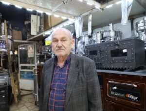 Ankara Çubuk’ta 70 yaşındaki İsmail Demirci, 50 yıldır sobacılık yapıyor