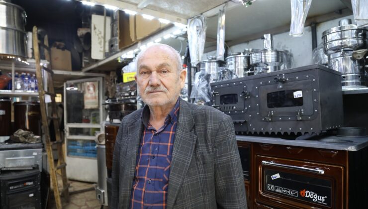 Ankara Çubuk’ta 70 yaşındaki İsmail Demirci, 50 yıldır sobacılık yapıyor