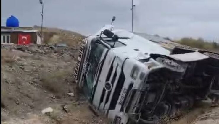 Ankara’da kayganlaşan yolda kontrolden çıkan TIR devrildi, sürücü hafif yaralandı