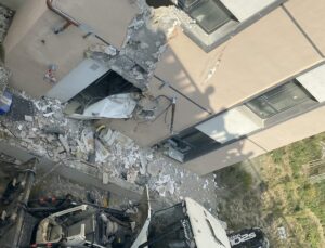 Antakya’da iş makinesi TOKİ binasına çarpıp devrildi, operatör hafif yaralandı