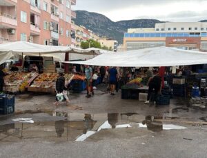 Antalya Alanya’da sağanak pazar yerini vurdu, esnaf su giderlerine çözüm istedi