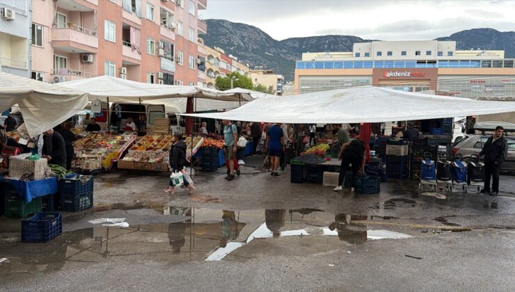 Antalya Alanya’da sağanak pazar yerini vurdu, esnaf su giderlerine çözüm istedi