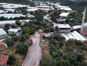 Antalya Demre’de sel oluştu, çok sayıda araç yollarda mahsur kaldı