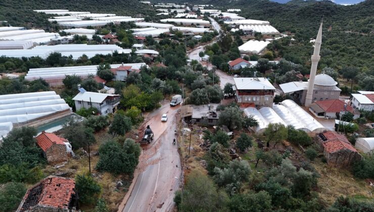 Antalya Demre’de sel oluştu, çok sayıda araç yollarda mahsur kaldı