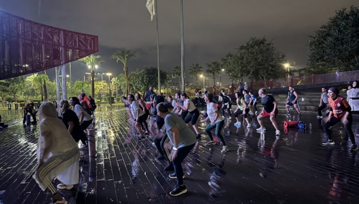 Antalya Konyaaltı’da sağanağa rağmen sporcular antrenmanı sürdürdü