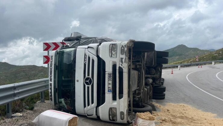 Antalya Manavgat’ta saman yüklü tır devrildi, sürücü yaralandı