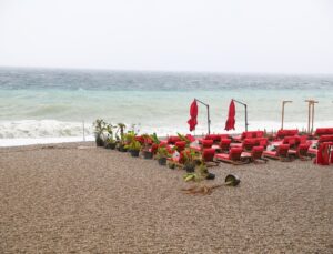 Antalya’da sağanak ve fırtına etkili oldu, Konyaaltı Sahili’nde deniz turkuaza döndü
