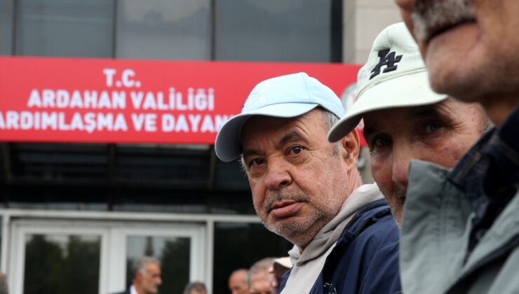 Ardahan Valisi Yamlı, Dünya Yaşlılar Günü etkinliğinde yaşlılarla sohbet etti