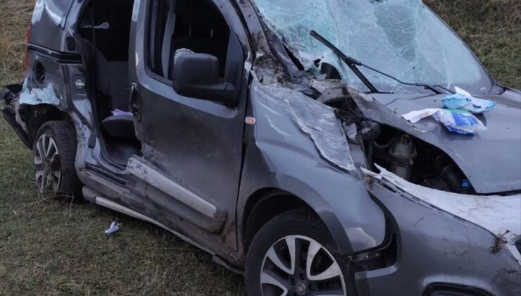 Ardahan’da Hanak-Damal yolunda iki hafif ticari araç çarpıştı, 9 kişi yaralandı
