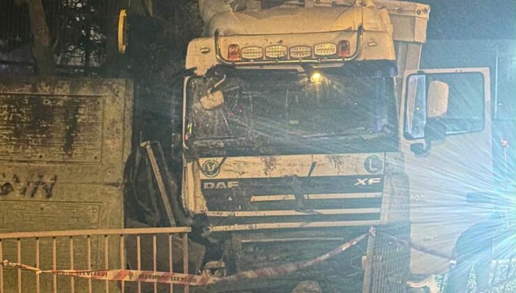 Arnavutköy’de iddiaya göre kontrolden çıkan TIR durağa daldı, ölü yaralı yok