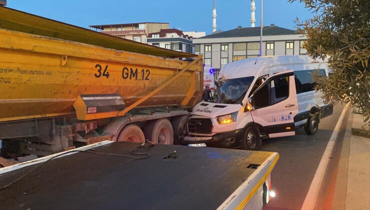 Arnavutköy’de işçi servisi park halindeki hafriyat kamyonuna çarptı, 9 kişi yaralandı