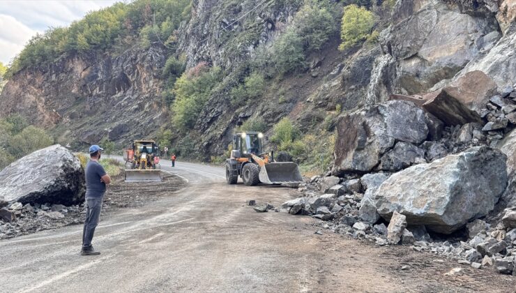 Artvin Şavşat’ta heyelanla kapanan Meydancık yolu ekiplerin çalışmasıyla açıldı