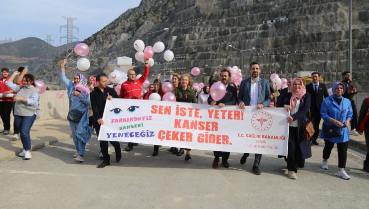 Artvin’de meme kanseri farkındalığı için Deriner Barajı’nda balonlar uçuruldu