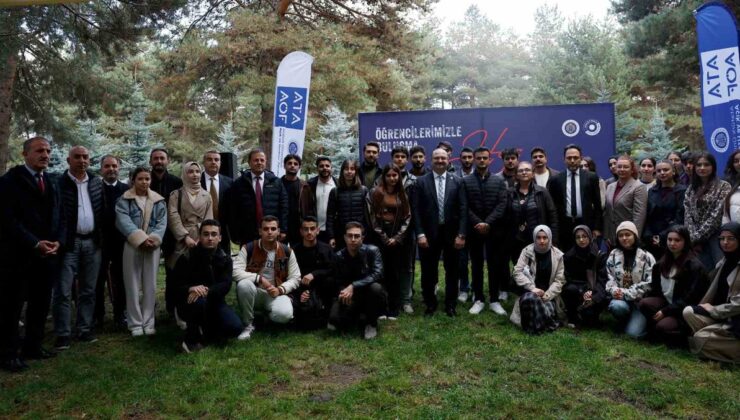 Atatürk Üniversitesi Rektörü Hacımüftüoğlu, kampüste öğrencilerin önerilerini dinledi