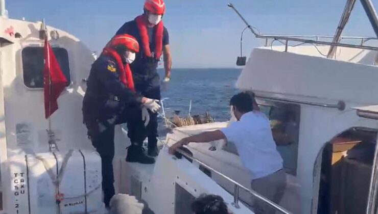 Aydın’ın Didim açıklarında sürüklenen tekneden 3’ü çocuk 17 kaçak göçmen kurtarıldı