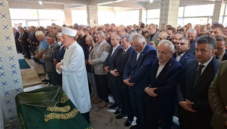 Bafra Belediye Başkanı Kılıç’ın annesi protokolün katıldığı cenazede toprağa verildi