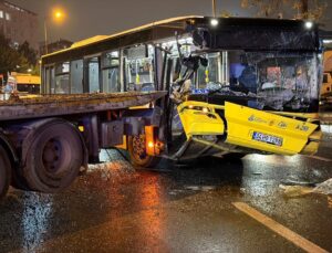 Bağcılar’da kontrolden çıkan İETT’ye bağlı özel halk otobüsü çekiciye çarptı